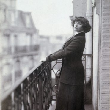 Portrait de Colette sur un balcon (vers 1900). Anonyme. Paris, musée Carnavalet.